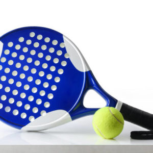 Comment un professionnel vérifie-t-il le respect des normes construction court de padel avant la mise en service du terrain ?