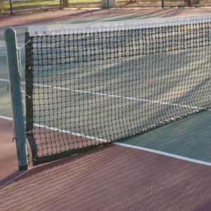 Qu’est-ce que l’impact de la construction d’un court de tennis en béton poreux à Paris sur le drainage des terrains voisins ?