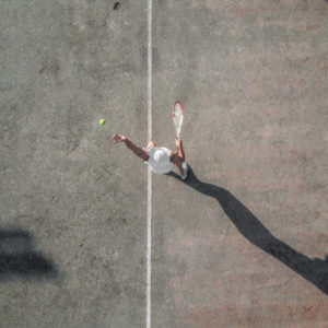 Comment la construction d’un court de tennis en béton poreux à Paris peut-elle affecter les performances des joueurs lors des matchs sous la pluie ?