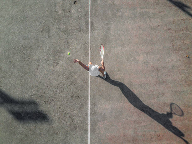 Comment la construction d’un court de tennis en béton poreux à Paris peut-elle affecter les performances des joueurs lors des matchs sous la pluie ?