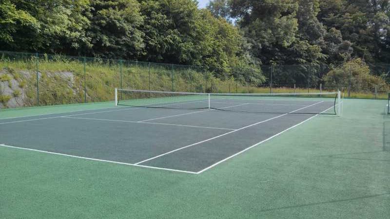 Qu’est-ce que les bénéfices d’une rénovation d’un terrain de tennis en béton poreux à Paris pour la performance des joueurs ?