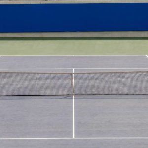 Quels sont les avantages du béton poreux en termes de réduction du bruit dans la construction d’un court de tennis à Paris ?