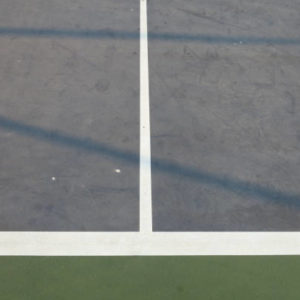 Quels bénéfices offre une construction court de tennis béton poreux à Mougins face aux autres revêtements ?
