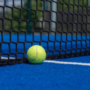 Les matériaux naturels sont-ils compatibles avec une construction court de tennis à Lorgues ?