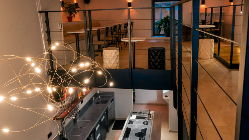 Les DJ sets sont-ils fréquents dans un bar ambiance à Lyon ?