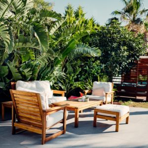 Quels accessoires compléter avec un salon de jardin haut de gamme à Genève ?