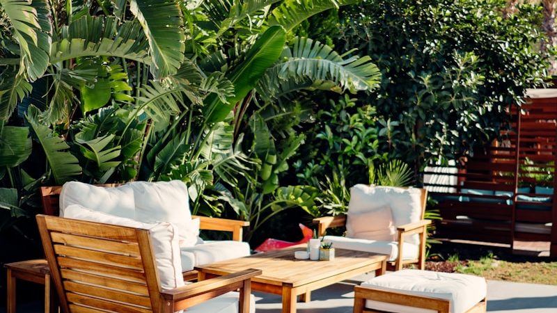 Quels accessoires compléter avec un salon de jardin haut de gamme à Genève ?