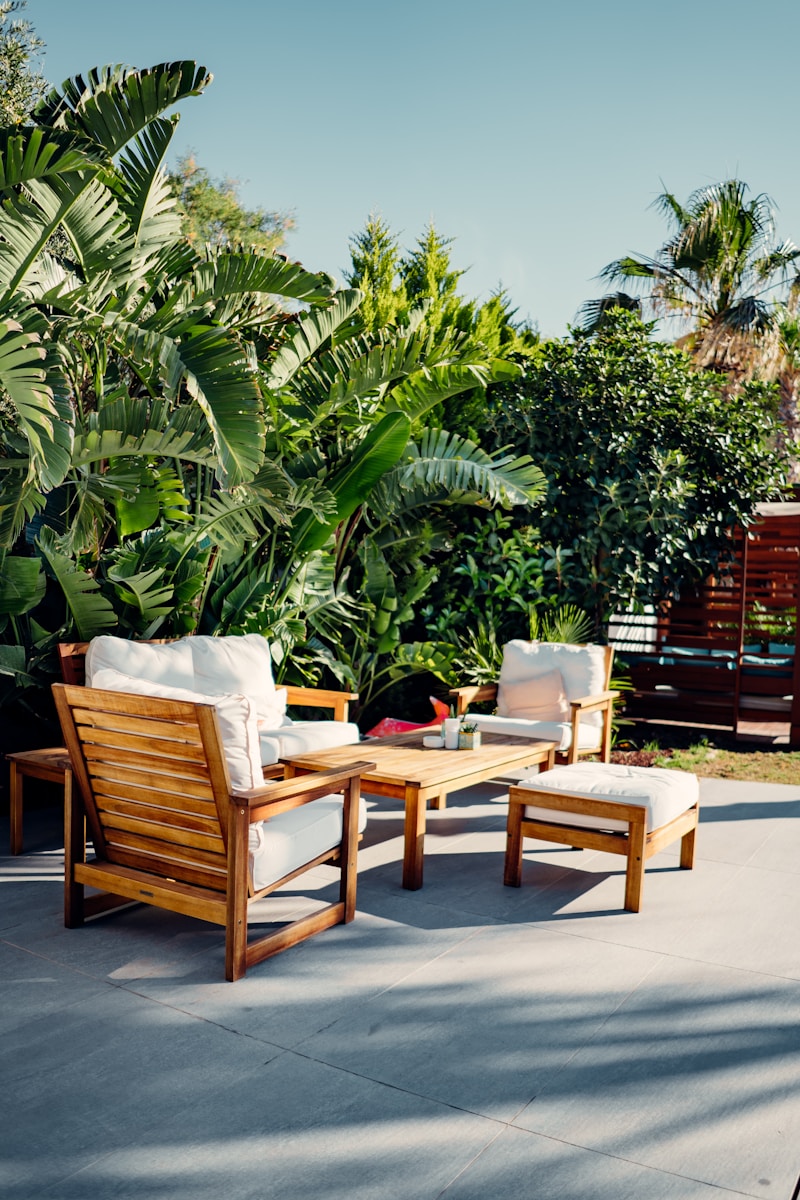 Quels accessoires compléter avec un salon de jardin haut de gamme à Genève ?