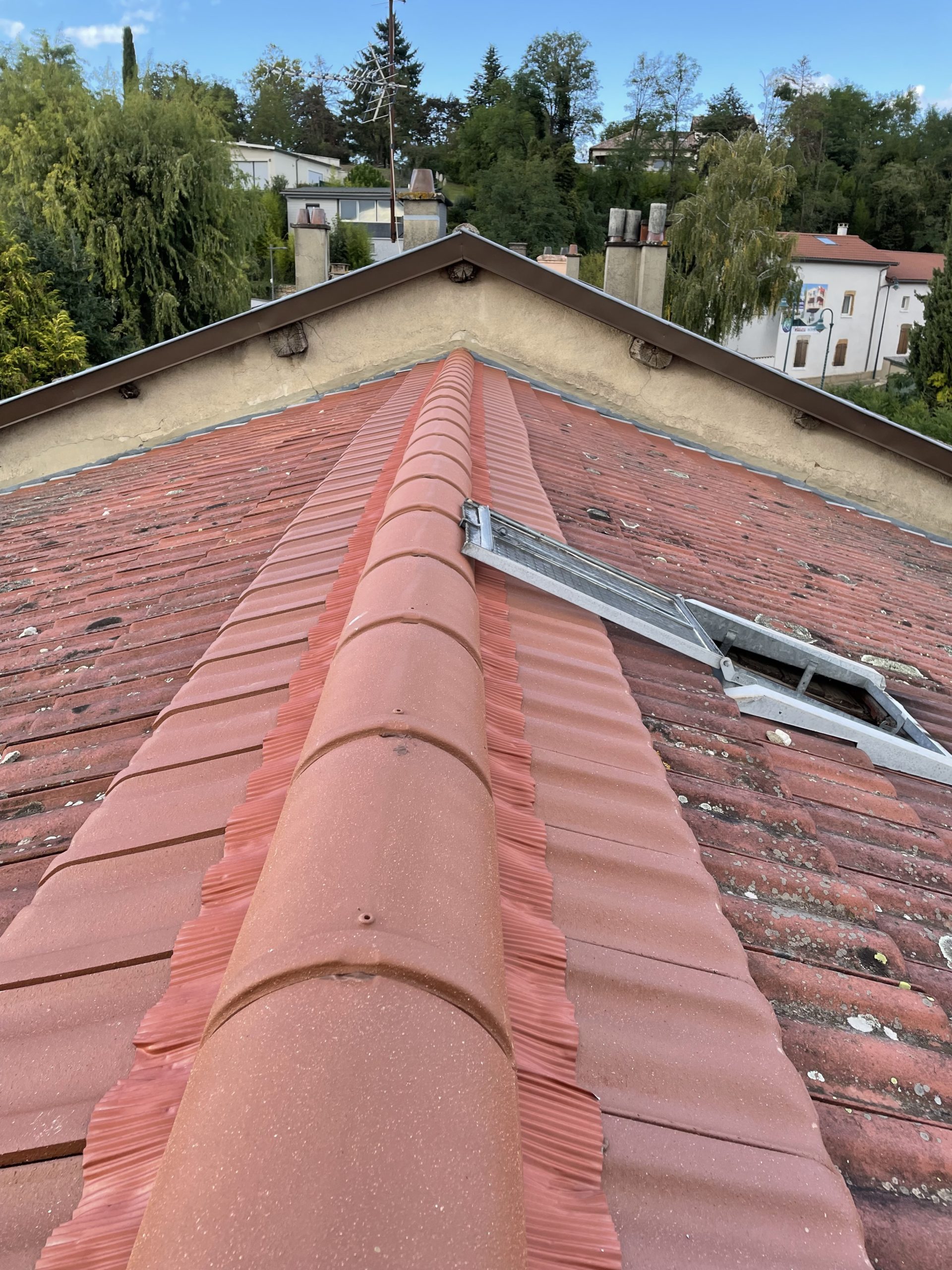 Est-ce qu’un couvreur à Bron peut intervenir rapidement en urgence ?