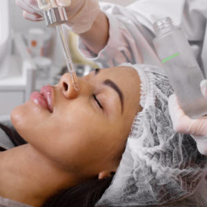 Quels types de gommage sont utilisés pendant les soins visage à Villeurbanne ?