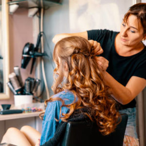 Comment un Hair SPA à Lyon utilise-t-il les huiles essentielles pour sublimer les cheveux ?