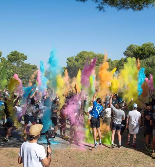 Comment une agence événement corporate gère-t-elle plusieurs événements simultanément ?