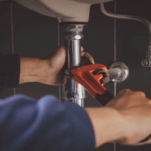 Comment un Plombier à Miribel peut-il améliorer la pression d’eau dans une habitation ?