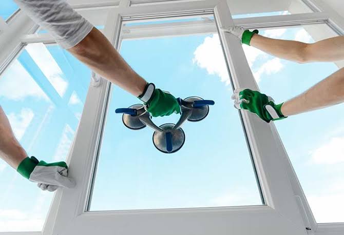 Pourquoi privilégier un vitrier à Vénissieux pour un projet de rénovation de vitrages sur mesure ?