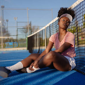 Comment une entreprise construction terrain de padel choisit-elle le gazon synthétique adapté ?