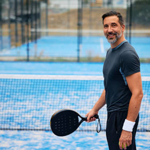 Quelles techniques utiliser pour un entretien court de tennis en gazon synthétique ?