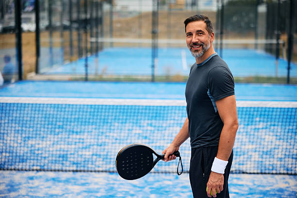 Quelles techniques utiliser pour un entretien court de tennis en gazon synthétique ?
