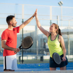 Quel gazon respecte les normes construction court de padel ?