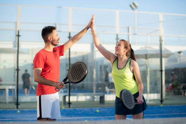 Quel gazon respecte les normes construction court de padel ?