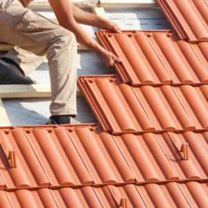 Comment savoir si une toiture à Watermael-Boitsfort doit être rénovée ou simplement entretenue ?