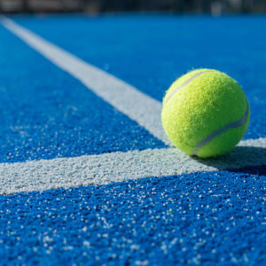 Une construction court de tennis en gazon synthétique à Nice nécessite-t-elle un drainage spécifique ?