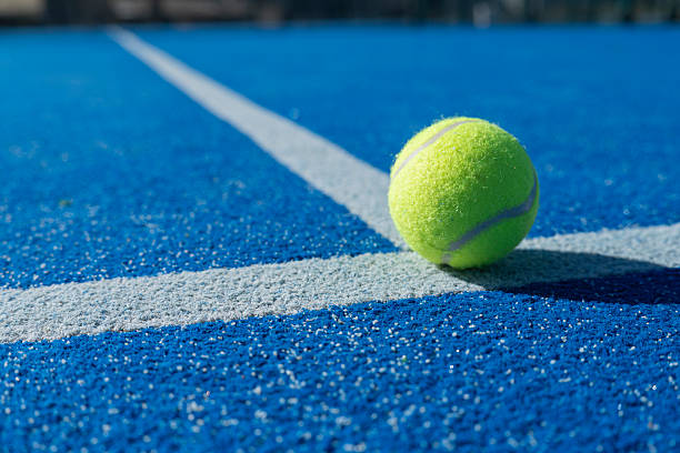 Une construction court de tennis en gazon synthétique à Nice nécessite-t-elle un drainage spécifique ?