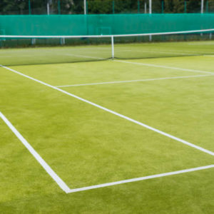 Comment limiter les risques de fissures lors d’une construction court de tennis à Angers sur un sol instable ?